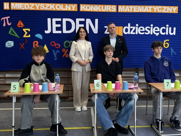 Uczniowie, Pani Dyrektor i Burmistrz