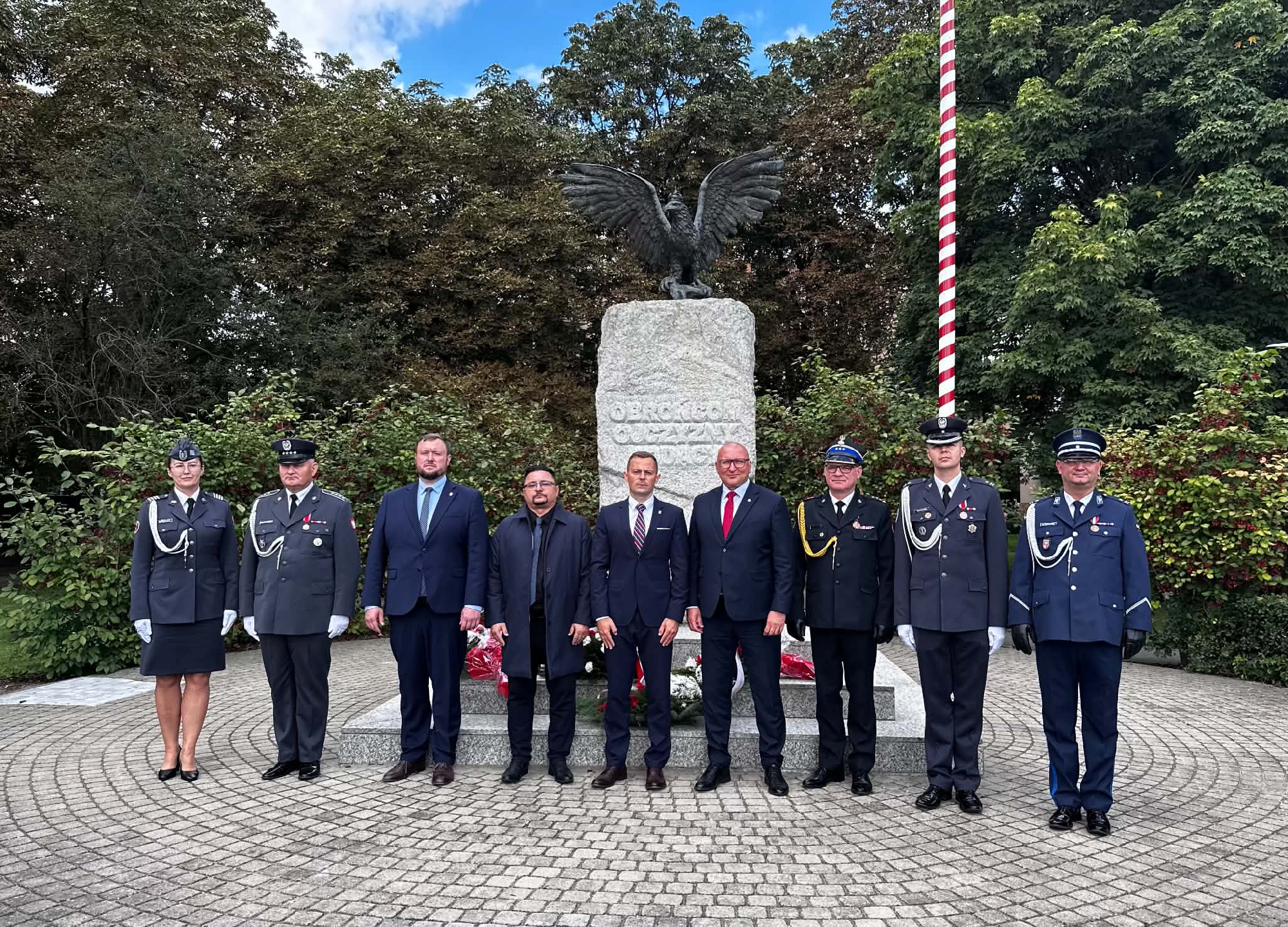 ludzie na tle pomnika